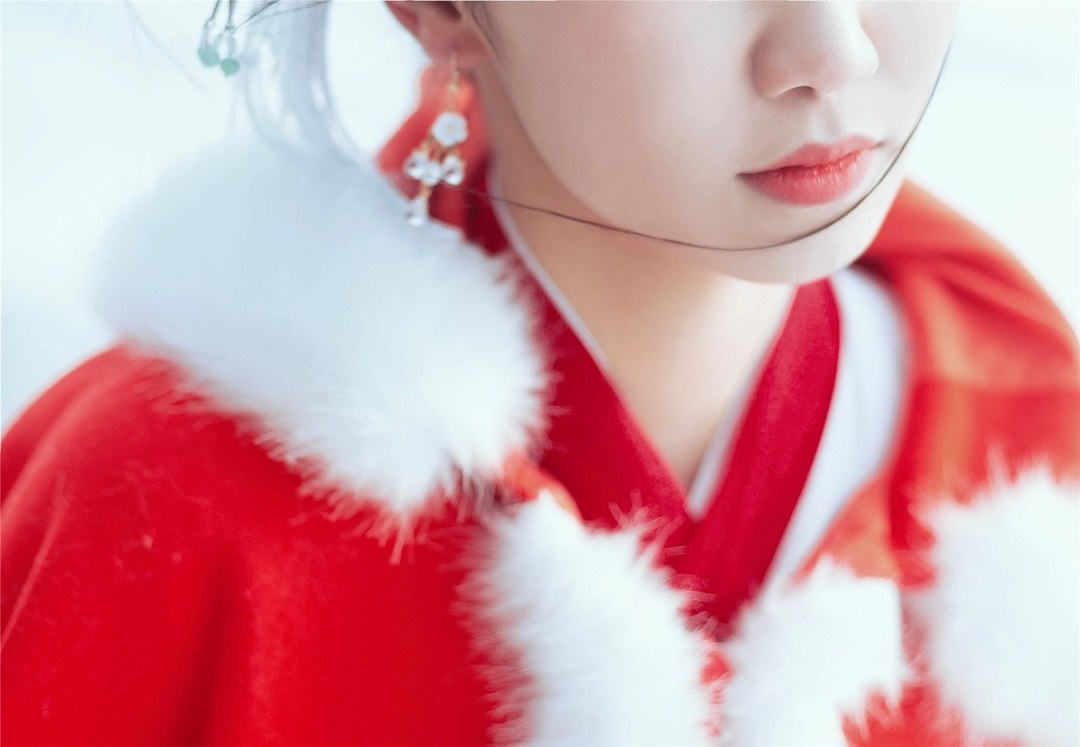 雪地红斗篷少女撑白伞，花簪垂珠与毛绒镶边清冷出镜